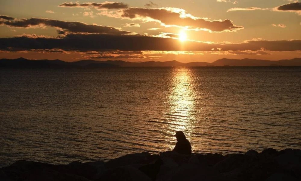 Διπρόσωπος o καιρός σήμερα με ήλιο αλλά και τοπικές βροχές